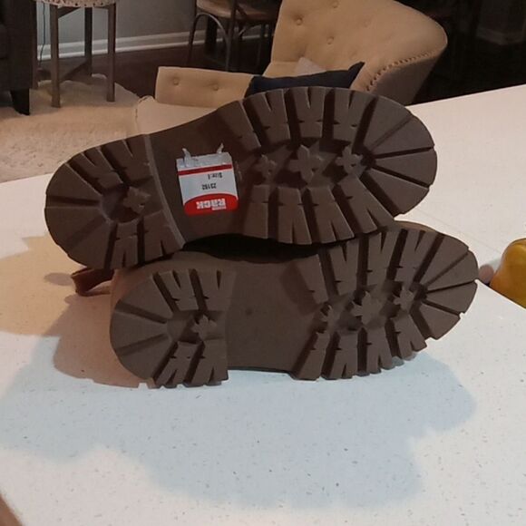 Steve Madden Reven oatmeal suede 1 1/4" stacked heel platform boots size 6 NWT - Picture 8 of 8